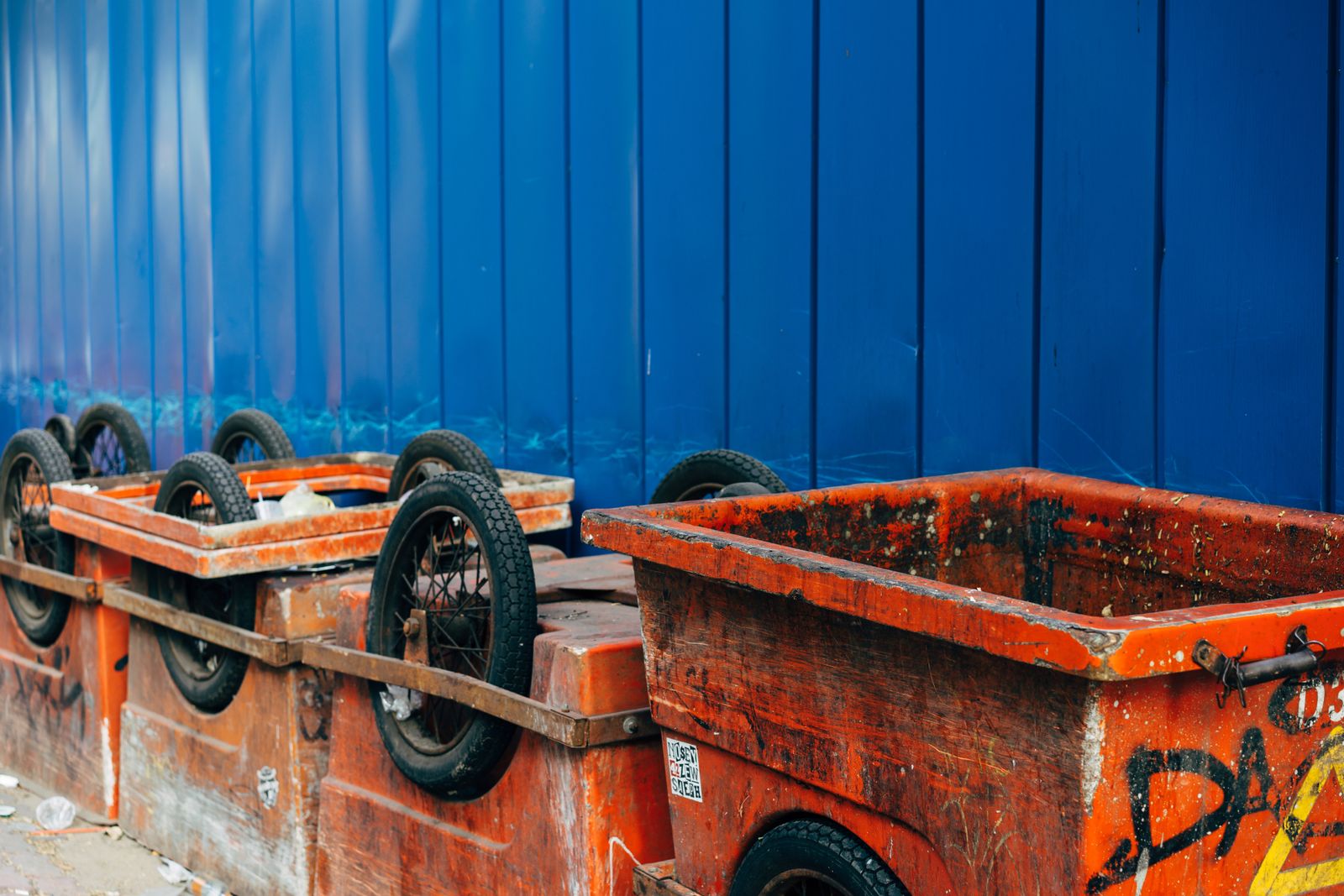Container an einem Gebäude